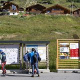 Des bus sont désormais à disposition des randonneurs qui souhaitent rallier Kummenalp ou Faldumalp depuis Wiler. L'offre est mise sur pied pour dynamiser le tourisme dans la vallée du Lötschental après l'effondrement du galcier du Birch au-dessus de Blatten. KEYSTONE/PETER SCHNEIDER
